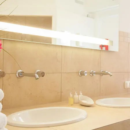 Gustls-hus, 6 *